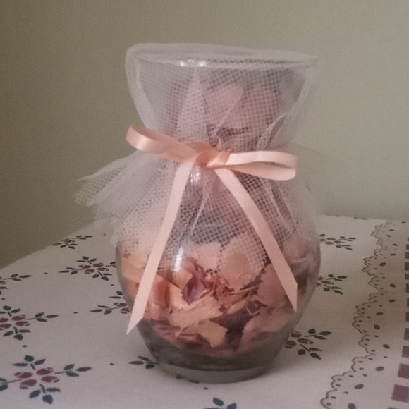 Glass Vase with Potpourri - Picture 1 of 2